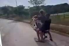 Thiếu niên bốc đầu xe máy bị tịch thu phương tiện Thiếu niên bốc đầu xe máy bị tịch thu phương tiện