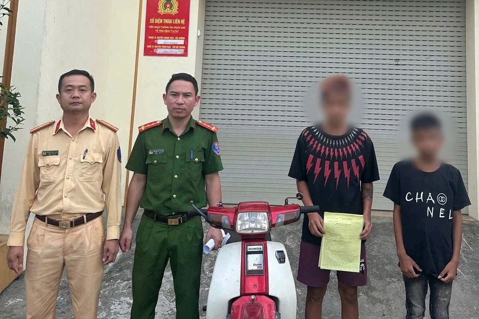 Thiếu niên bốc đầu xe máy bị tịch thu phương tiện Thiếu niên bốc đầu xe máy bị tịch thu phương tiện