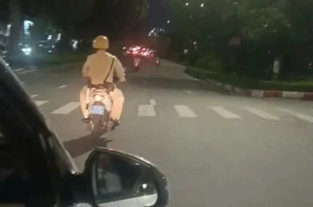 Thiếu tá CSGT dẫn đường cho xe taxi chở bệnh nhân đi cấp cứu Thiếu tá CSGT dẫn đường cho xe taxi chở bệnh nhân đi cấp cứu