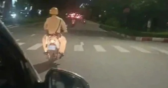Thiếu tá CSGT dẫn đường cho xe taxi chở bệnh nhân đi cấp cứu
