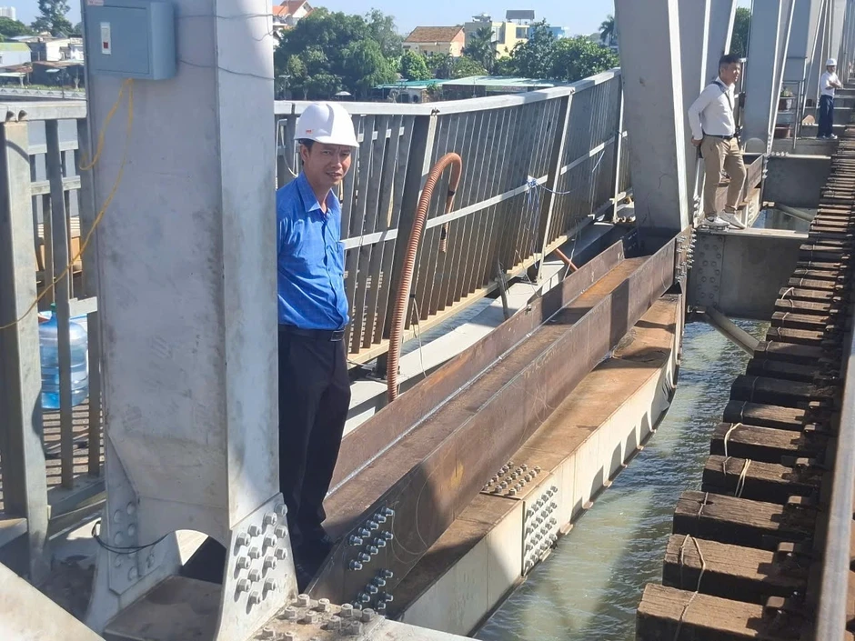 Thông tàu Bắc - Nam qua cầu Ghềnh Thông tàu Bắc - Nam qua cầu Ghềnh