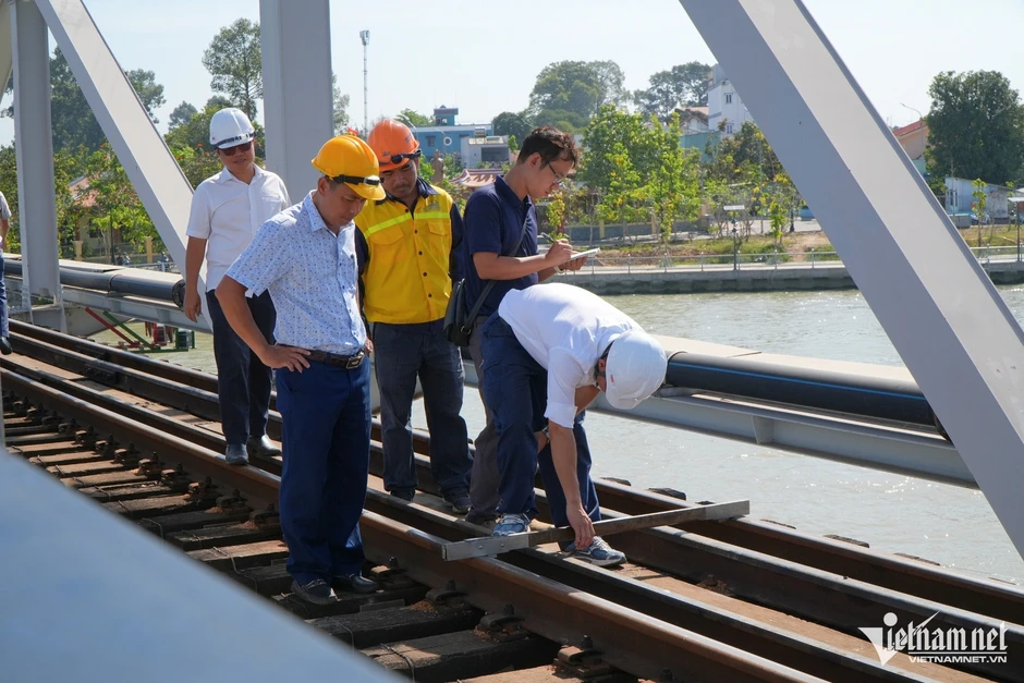 Thông tàu qua cầu Ghềnh, ra mắt Trung tâm chỉ huy xử lý tình huống khẩn cấp Thông tàu qua cầu Ghềnh, ra mắt Trung tâm chỉ huy xử lý tình huống khẩn cấp