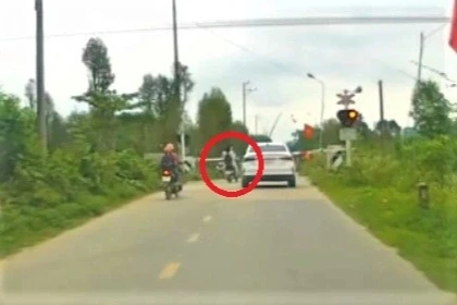 Thót tim cảnh 2 nữ sinh lao qua đường ray ngay trước mũi tàu hỏa Thót tim cảnh 2 nữ sinh lao qua đường ray ngay trước mũi tàu hỏa
