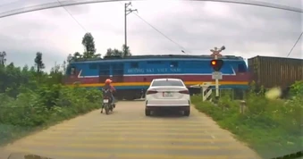 Thót tim cảnh 2 nữ sinh lao qua đường ray ngay trước mũi tàu hỏa