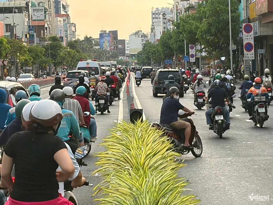 Thót tim cảnh người dân 'vượt rào' tại làn giao thông đảo chiều đường Cộng Hòa Thót tim cảnh người dân 'vượt rào' tại làn giao thông đảo chiều đường Cộng Hòa