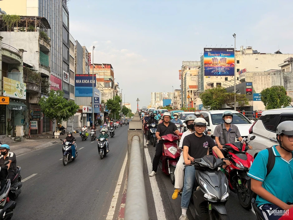 Thót tim cảnh người dân 'vượt rào' tại làn giao thông đảo chiều đường Cộng Hòa Thót tim cảnh người dân 'vượt rào' tại làn giao thông đảo chiều đường Cộng Hòa