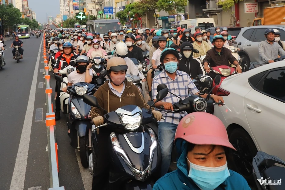 Thót tim cảnh người dân 'vượt rào' tại làn giao thông đảo chiều đường Cộng Hòa Thót tim cảnh người dân 'vượt rào' tại làn giao thông đảo chiều đường Cộng Hòa