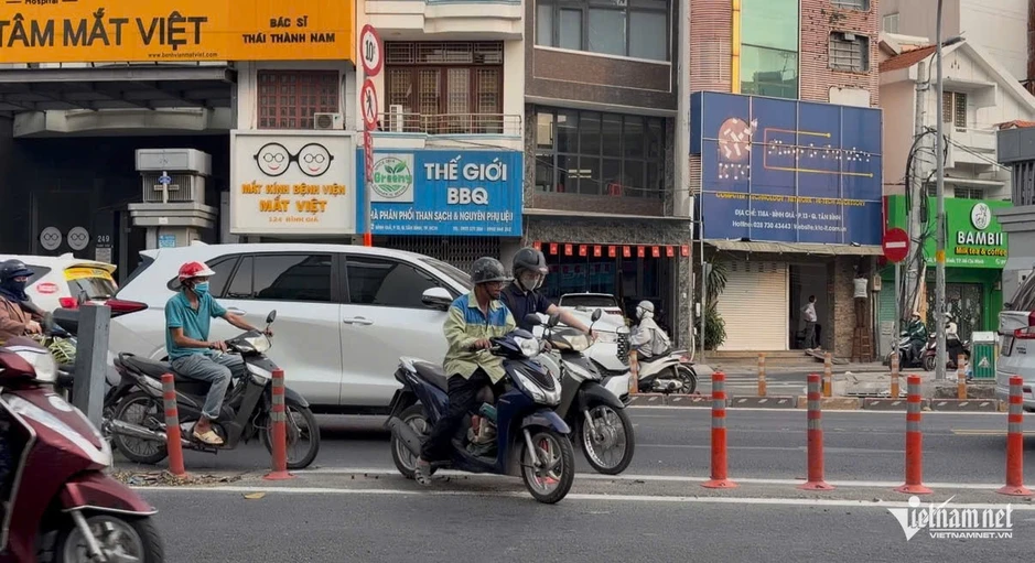 Thót tim cảnh người dân 'vượt rào' tại làn giao thông đảo chiều đường Cộng Hòa Thót tim cảnh người dân 'vượt rào' tại làn giao thông đảo chiều đường Cộng Hòa