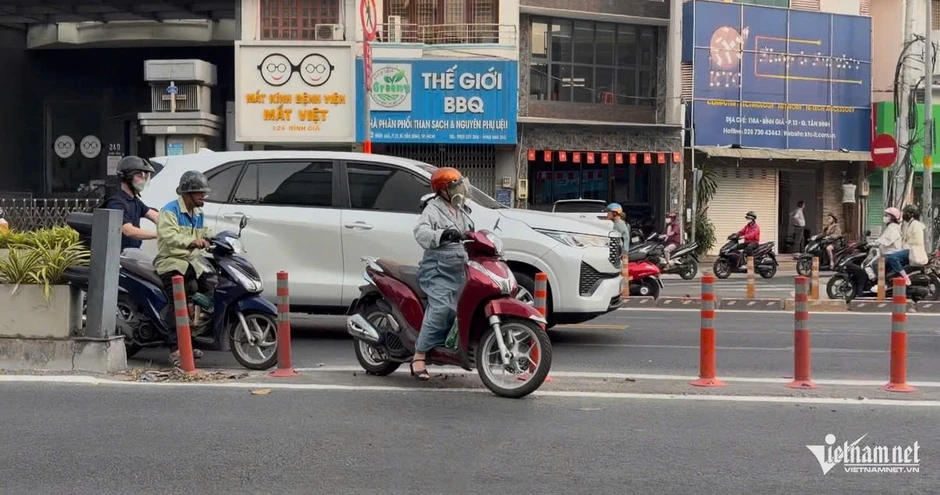 Thót tim cảnh người dân 'vượt rào' tại làn giao thông đảo chiều đường Cộng Hòa Thót tim cảnh người dân 'vượt rào' tại làn giao thông đảo chiều đường Cộng Hòa