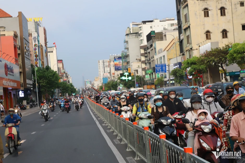 Thót tim cảnh người dân 'vượt rào' tại làn giao thông đảo chiều đường Cộng Hòa Thót tim cảnh người dân 'vượt rào' tại làn giao thông đảo chiều đường Cộng Hòa