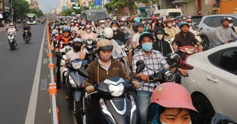 Thót tim cảnh người dân 'vượt rào' tại làn giao thông đảo chiều đường Cộng Hòa