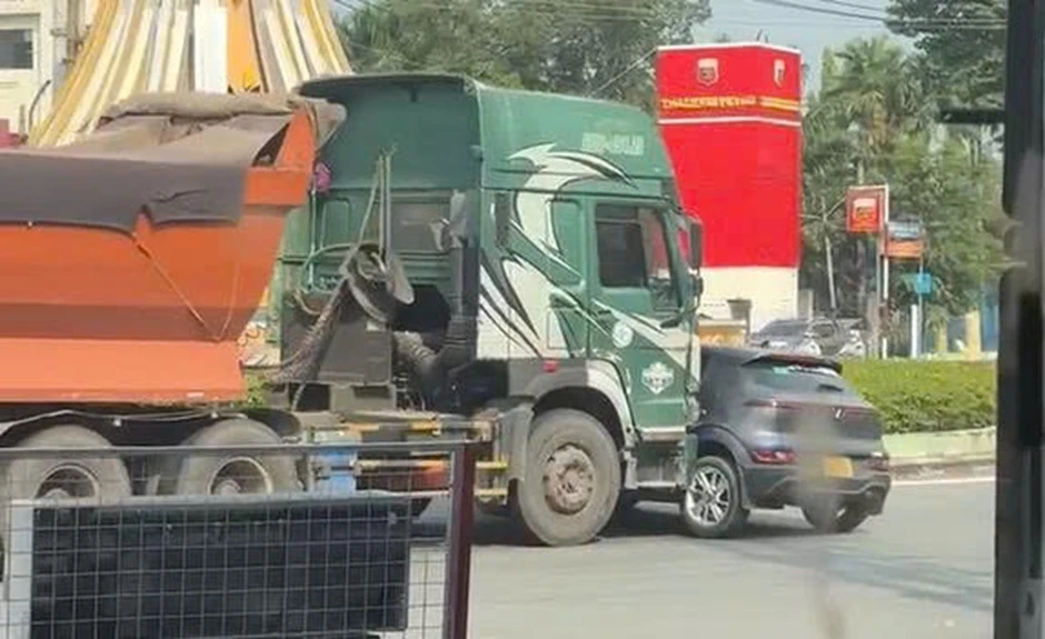 Thót tim cảnh xe đầu kéo ủi ô tô điện cả chục mét giữa vòng xoay ở TPHCM Thót tim cảnh xe đầu kéo ủi ô tô điện cả chục mét giữa vòng xoay ở TPHCM