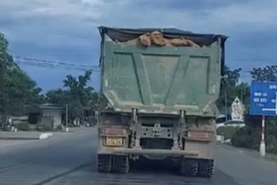 Thót tim đi sau xe tải chở đất đá trên quốc lộ