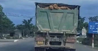 Thót tim đi sau xe tải chở đất đá trên quốc lộ