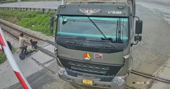 Thót tim tài xế xe tải "vật vã" vượt rào chắn đường sắt ngay trước mũi tàu