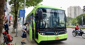 Thủ tướng: Tối thiểu 50% xe công cộng tại các thành phố chuyển sang xe điện