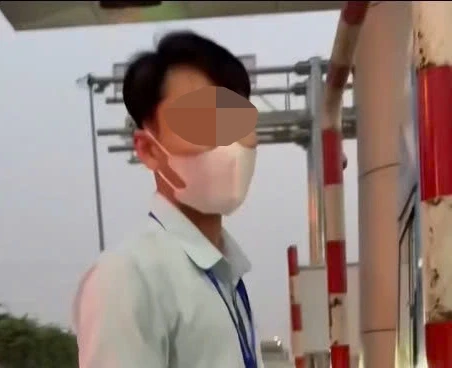 Thực hư thông tin "nhân viên trạm thu phí dừng ô tô vi phạm trên cao tốc" Thực hư thông tin "nhân viên trạm thu phí dừng ô tô vi phạm trên cao tốc"