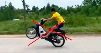 Tịch thu xe máy của thanh niên "biểu diễn" bốc đầu