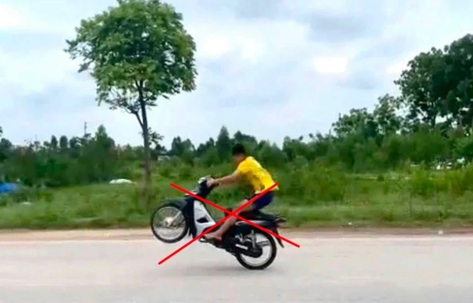 Tịch thu xe máy của thanh niên "biểu diễn" bốc đầu Tịch thu xe máy của thanh niên "biểu diễn" bốc đầu