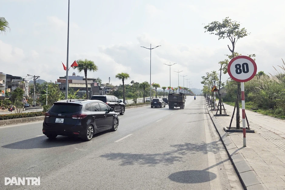Toàn tuyến ven biển Hạ Long - Cẩm Phả cho phép chạy tối đa 80km/h Toàn tuyến ven biển Hạ Long - Cẩm Phả cho phép chạy tối đa 80km/h