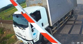 Tông gãy gác chắn đường sắt, tài xế xe tải bị phạt 41,5 triệu đồng
