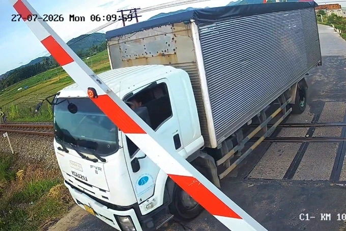 Tông gãy gác chắn đường sắt, tài xế xe tải bị phạt 41,5 triệu đồng Tông gãy gác chắn đường sắt, tài xế xe tải bị phạt 41,5 triệu đồng
