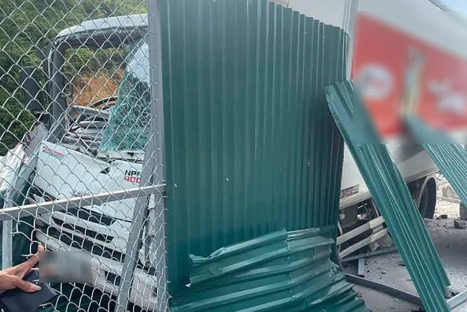 Tông vào rào chắn công trình trên cao tốc Nội Bài - Lào Cai, tài xế ô tô tử vong Tông vào rào chắn công trình trên cao tốc Nội Bài - Lào Cai, tài xế ô tô tử vong