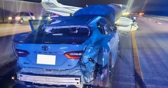 Toyota Camry đang đi trên cao tốc thì bị… máy bay đụng