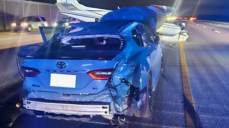 Toyota Camry đang đi trên cao tốc thì bị… máy bay đụng Toyota Camry đang đi trên cao tốc thì bị… máy bay đụng