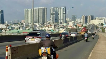 TP HCM gắn lại dải phân cách bêtông trên cầu Phú Mỹ