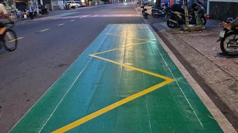 TP HCM sơn phản quang màu xanh tại điểm dừng xe buýt