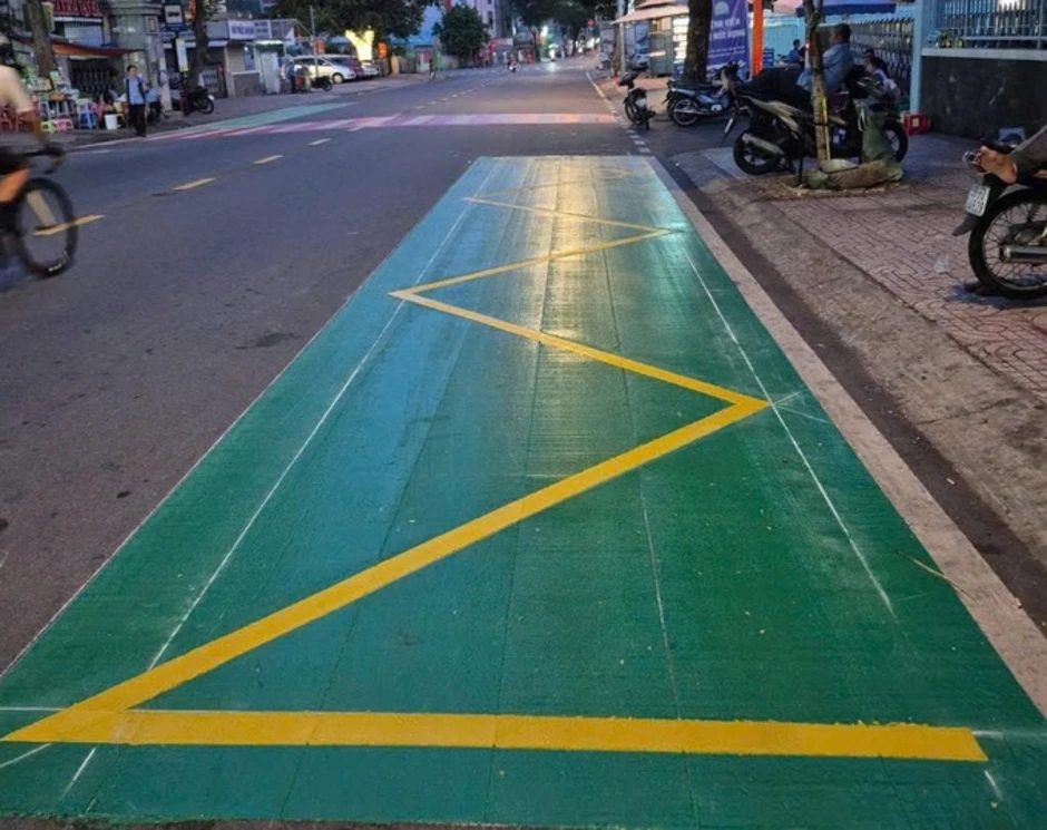 TP HCM sơn phản quang màu xanh tại điểm dừng xe buýt TP HCM sơn phản quang màu xanh tại điểm dừng xe buýt