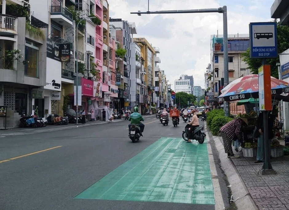 TP HCM sơn phản quang màu xanh tại điểm dừng xe buýt TP HCM sơn phản quang màu xanh tại điểm dừng xe buýt