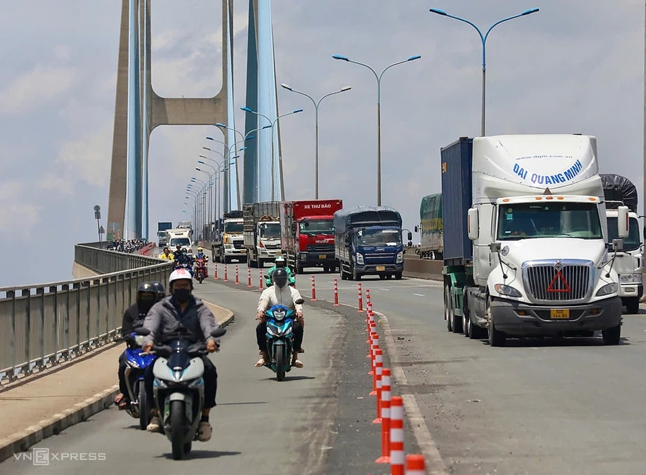 TP HCM thay dải phân cách bêtông bằng cọc tiêu trên cầu Phú Mỹ TP HCM thay dải phân cách bêtông bằng cọc tiêu trên cầu Phú Mỹ