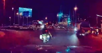 TPHCM: Công an phường hú còi mở đường, đưa người phụ nữ nghi tai biến đi cấp cứu