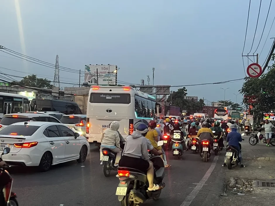 TPHCM rà soát điểm nghẽn, xây dựng giải pháp giảm ùn tắc giao thông TPHCM rà soát điểm nghẽn, xây dựng giải pháp giảm ùn tắc giao thông