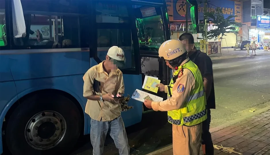 TPHCM: Tăng cường kiểm tra xe khách ở các tuyến đường trọng điểm TPHCM: Tăng cường kiểm tra xe khách ở các tuyến đường trọng điểm