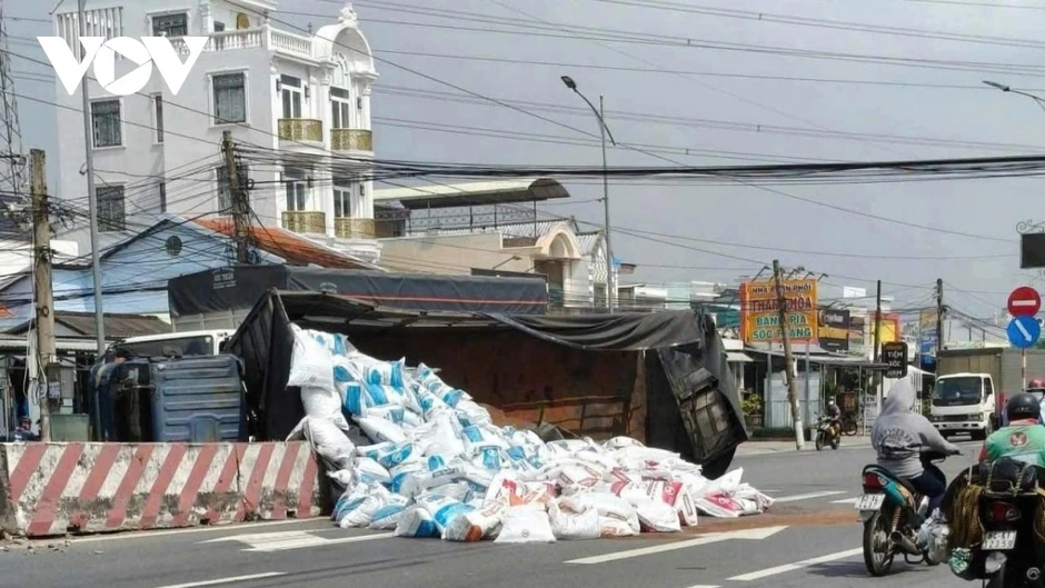 Tránh xe đạp điện, xe tải lật ngang trên quốc lộ Tránh xe đạp điện, xe tải lật ngang trên quốc lộ