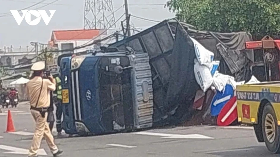 Tránh xe đạp điện, xe tải lật ngang trên quốc lộ Tránh xe đạp điện, xe tải lật ngang trên quốc lộ