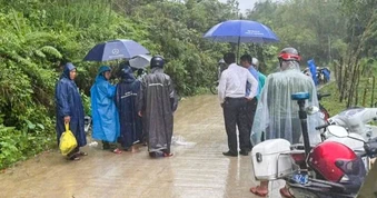 Trên đường đưa con đi học về, mẹ tử nạn vì áo mưa bị cuốn vào bánh xe