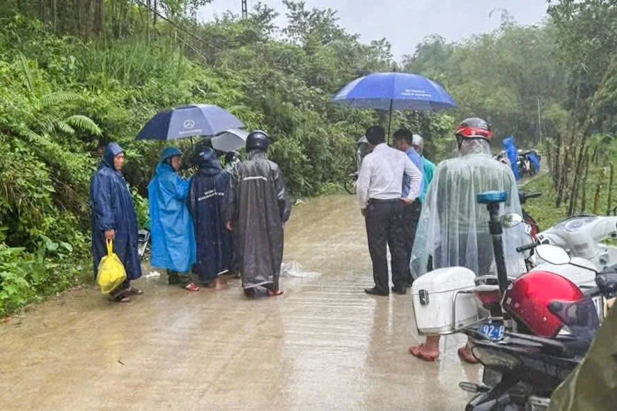 Trên đường đưa con đi học về, mẹ tử nạn vì áo mưa bị cuốn vào bánh xe Trên đường đưa con đi học về, mẹ tử nạn vì áo mưa bị cuốn vào bánh xe