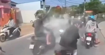 Triệu tập nhóm thanh, thiếu niên chạy xe dàn hàng ngang, ném bột trên phố