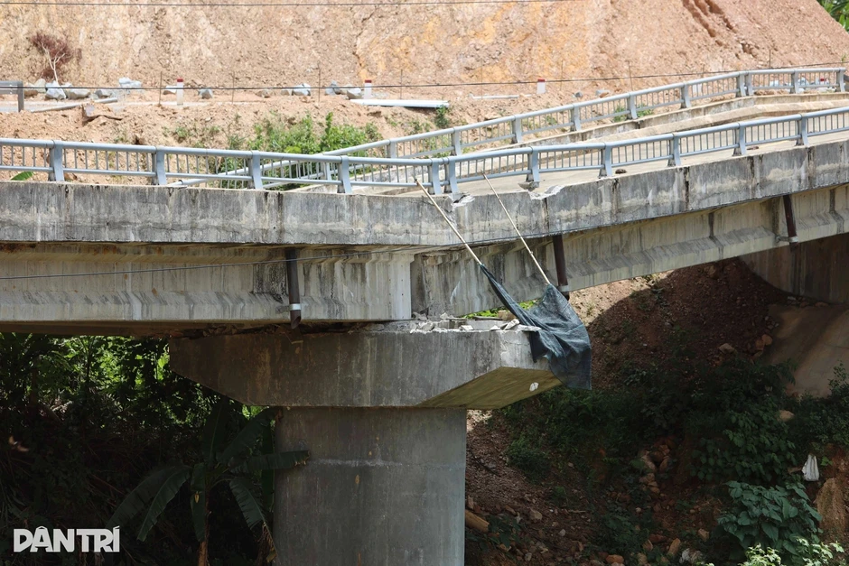 Trụ cầu trên đường Hồ Chí Minh dịch chuyển 1,5m do ảnh hưởng mưa lũ lịch sử Trụ cầu trên đường Hồ Chí Minh dịch chuyển 1,5m do ảnh hưởng mưa lũ lịch sử