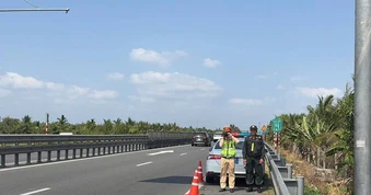 Trường hợp nào bắt buộc đặt biển cảnh báo sau ô tô 150 mét trên cao tốc?