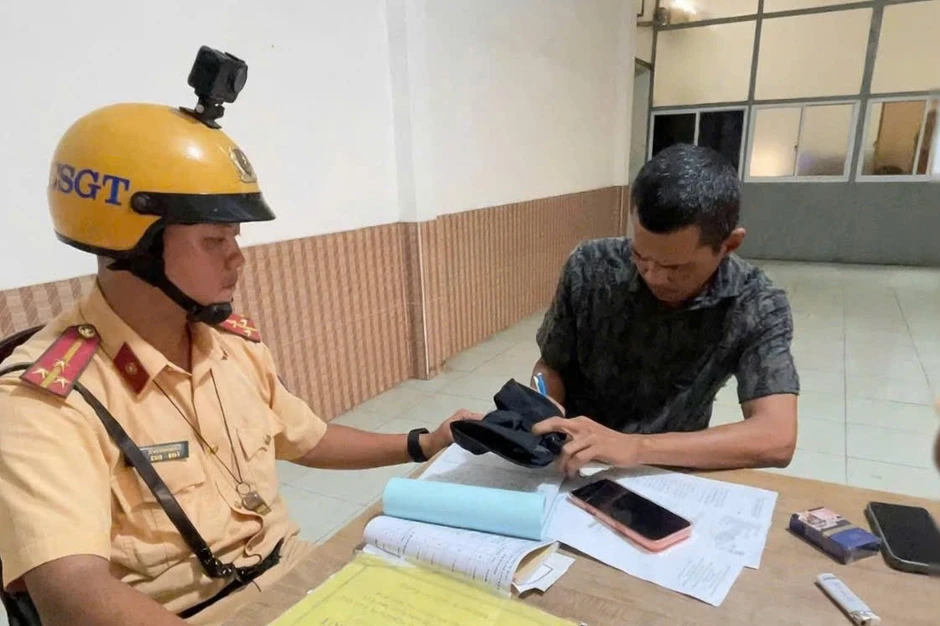Truy camera, phạt tài xế xe ben đổ đất kéo dài 200m trên đường Cộng Hòa Truy camera, phạt tài xế xe ben đổ đất kéo dài 200m trên đường Cộng Hòa