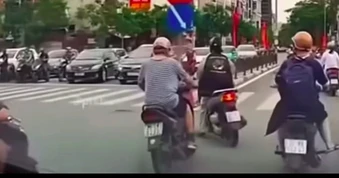 Truy tìm cô gái lái xe máy tạt đầu gây va chạm liên hoàn ở Hà Nội
