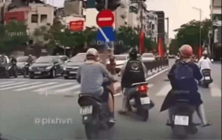 Truy tìm cô gái lái xe máy tạt đầu gây va chạm liên hoàn ở Hà Nội Truy tìm cô gái lái xe máy tạt đầu gây va chạm liên hoàn ở Hà Nội