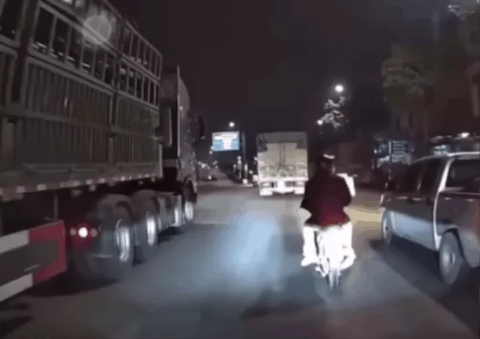 Truy tìm tài xế cố tình chèn ép khiến 3 người đi xe máy ngã sát bánh xe tải Truy tìm tài xế cố tình chèn ép khiến 3 người đi xe máy ngã sát bánh xe tải