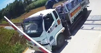 Truy tìm tài xế điều khiển ô tô vượt gác chắn đường sắt