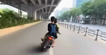 Truy vết camera tìm 2 thanh niên đánh võng xe máy ở Hà Nội
